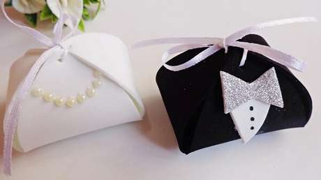 12. Use pérolas para fazer o colar da noiva na lembrancinhas em EVA de casamento. Fonte: Bela e Chic