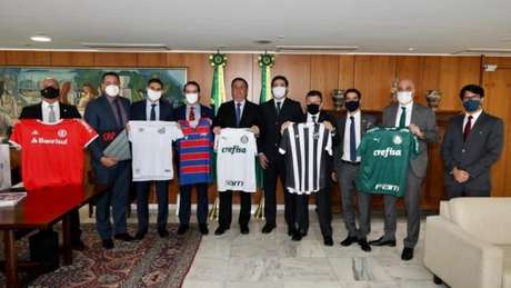 Encontro entre Bolsonaro e representantes de clubes brasileiros aconteceu em Brasilia (Foto: Reprodução) Encontro entre Bolsonaro e representantes de clubes brasileiros aconteceu em Brasilia (Foto: Reprodução)