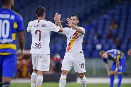 Mkhitaryan, melhor em campo, comemora a vitória com Pellegrini (Foto: Divulgação / Roma) Mkhitaryan, melhor em campo, comemora a vitória com Pellegrini (Foto: Divulgação / Roma)