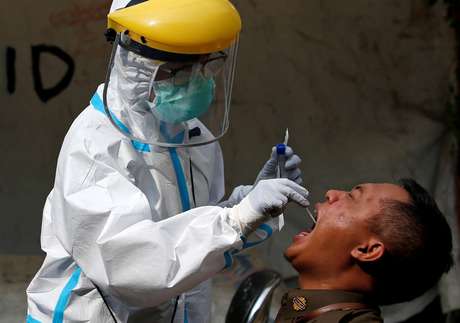 Profissional de saúde coleta amostra de servidor civil para teste de coronavírus 02/07/2020 REUTERS/Willy Kurniawan