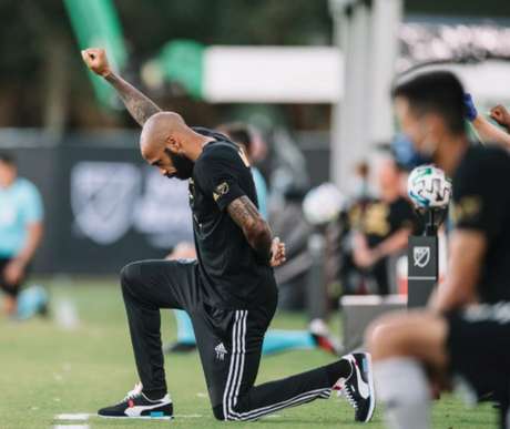 Por 8m46s (tempo que George Floyd foi asfixiado por um policial em Minneapolis até morrer) o treinador Thierry Henry fez sua manifestação (divulgação Montreal Impact/twitter) Por 8m46s (tempo que George Floyd foi asfixiado por um policial em Minneapolis até morrer) o treinador Thierry Henry fez sua manifestação (divulgação Montreal Impact/twitter)
