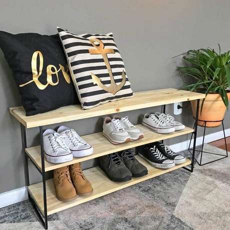 3. A sapateira de madeira se conecta facilmente com diferentes estilos de decoração. Fonte: Pinterest 3. A sapateira de madeira se conecta facilmente com diferentes estilos de decoração. Fonte: Pinterest
