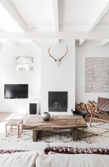 2. Mesa de centro de madeira rústica para decoração de sala branca com estilo escandinavo – Foto: Pinterest