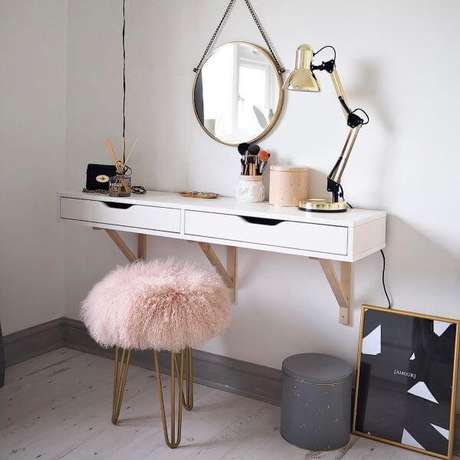 1. Penteadeira suspensa com puff rosa – Via: Pinterest 1. Penteadeira suspensa com puff rosa – Via: Pinterest