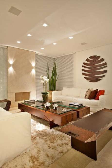 3. Decoração de sala em tons de bege com tapete felpudo e mesa de centro de madeira com vidro – Foto: My Fancy House