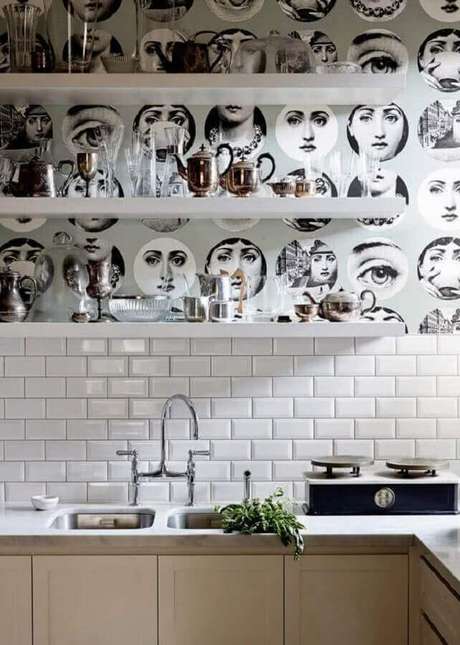 3. Decoração moderna com papel de parede para cozinha com azulejo – Foto: Apartment Therapy