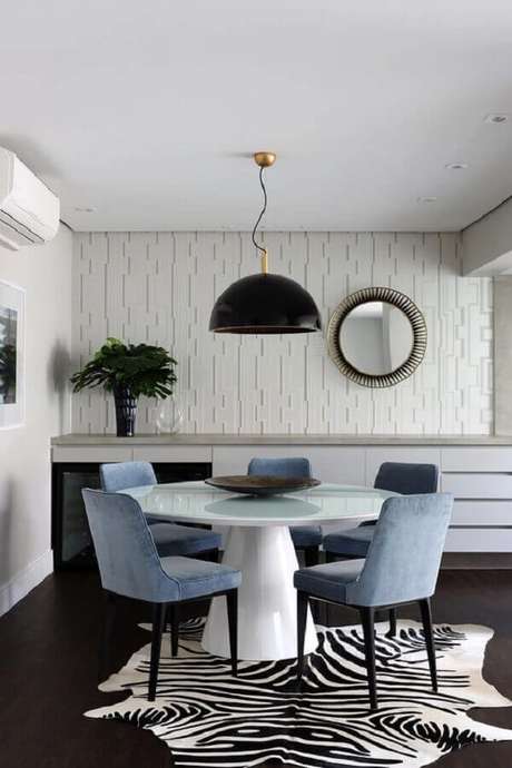 3. Papel de parede para sala de jantar moderna decorada com tapete zebrado – Foto: Casa de Valentina