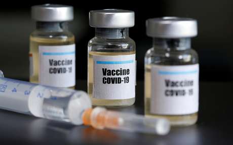 Frascos ilustratrios so dispostos com etiqueta de "Vacina para Covid-19". 10/04/2020. REUTERS/Dado Ruvic. 