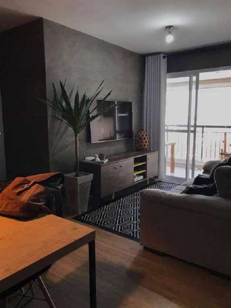 3. Cortina cinza e tapete estampado para decoração de sala preta pequena – Foto: Apartment Therapy