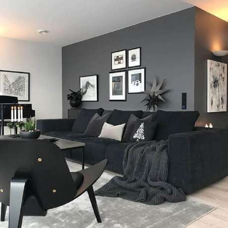 1. Invista em uma casa moderna e sofisticada com uma bela decoração de sala preta – Foto: Colourful Girl