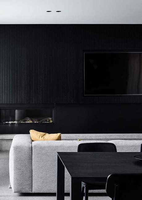 15. A textura no painel da sala preta garante mais personalidade ao ambiente – Foto: Pinterest