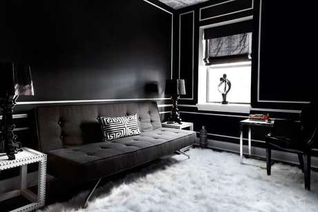 16. Decoração de sala preta com tapete felpudo branco – Foto: Futurist Architecture