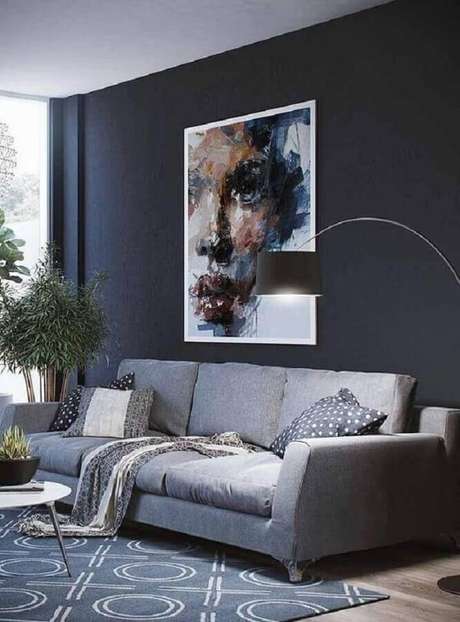 19. Quadro grande para decoração de sala com parede preta e sofá cinza claro – Foto: Revista VD