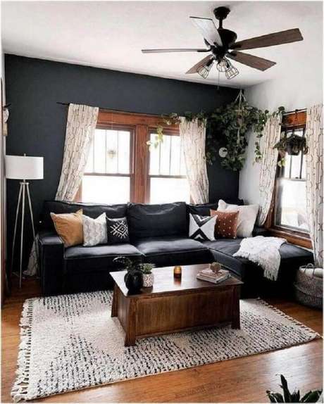 20. Decoração simples para sala com sofá preto e mesa de centro de madeira combinando com as janelas – Foto: Pinterest