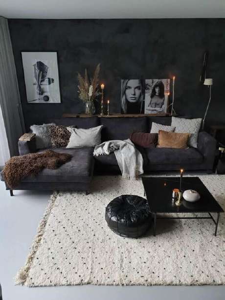 21. Decoração de sala com parede preta com prateleira de madeira e sofá cinza escuro com chaise – Foto: Futurist Architecture