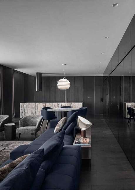 10. Sofá azul marinho para sala preta ampla moderna e sofisticada – Foto: Pinterest