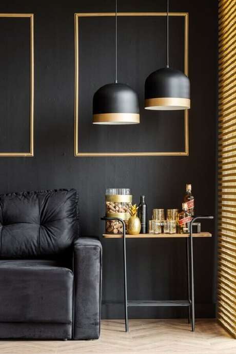 22. Sala preta decorada com luminária pendente sobre mesa lateral – Foto: Pinterest