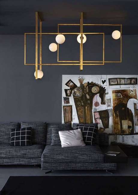 23. Lustre dourado moderno para decoração de sala preta – Foto: Architonic