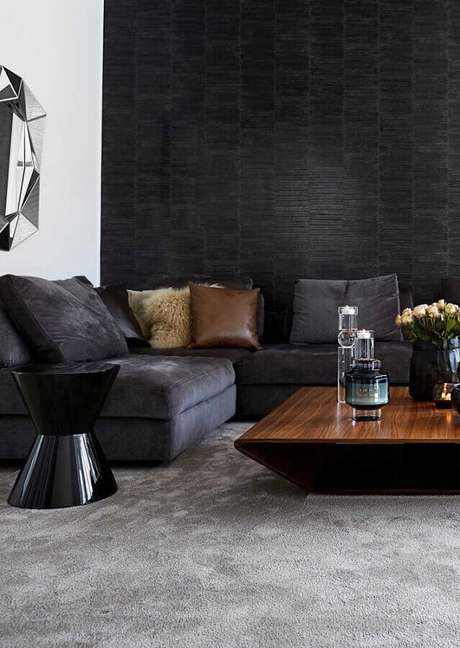 24. Sapara com parede preta decorada com sofá de canto e mesa de centro de madeira – Foto: Pinterest