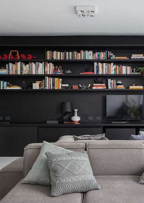 25. Decoração para sala com móveis pretos planejados – Foto: Homedit