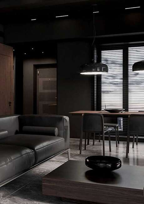 26. Decoração de sala preta com sofá de couro e luminárias pendentes – Foto: Home Fashion Trend