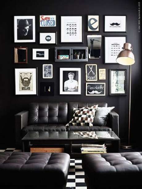 30. Decoração de sala preta com vários quadros – Foto: Bugre Moda