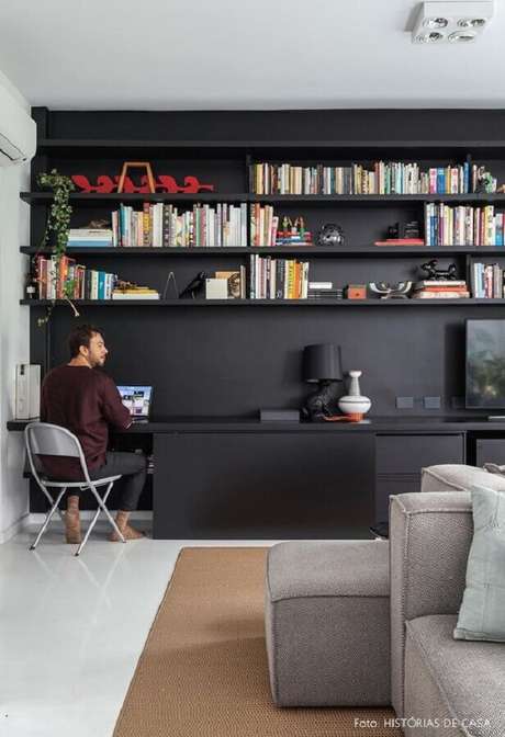 34. sala com móveis pretos planejados para home office – Foto: Histórias de Casa