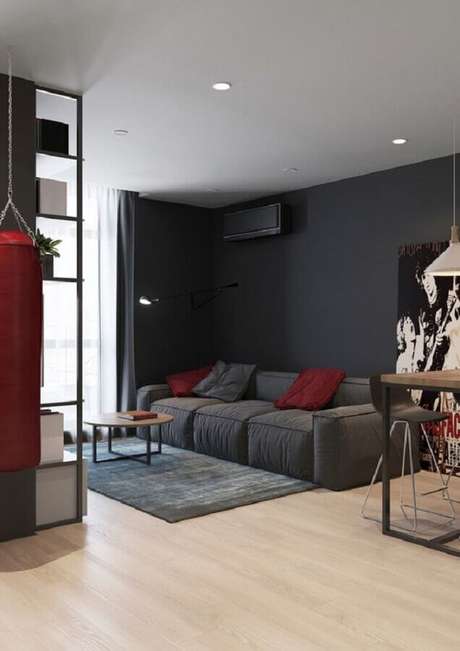 39. Use tons mais escuros de vermelho para a decoração de uma sala preta moderna – Foto: Pinterest