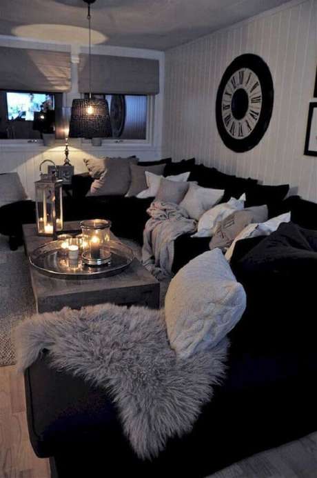 41. Decoração de sala preta e branca com sofá grande com várias almofadas – Foto: Pinterest