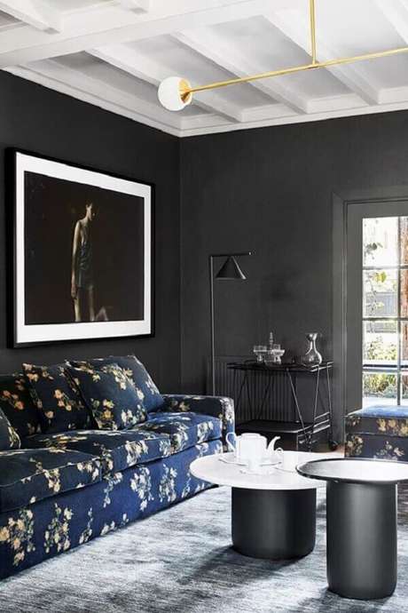 42. Sofá azul estampado para decoração de sala com parede preta moderna – Foto: Archzine