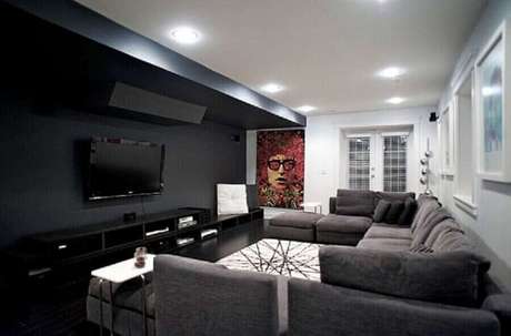9. Decoração moderna para sala preta e branca com sofá grande cinza – Foto: Pinterest