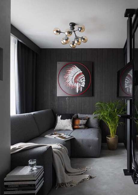 46. Decoração de sala preta pequena com sofá de canto cinza e lustre moderno – Foto: Behance