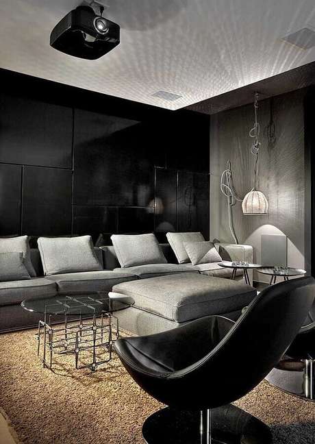 5. Decoração moderna para sala preta com tapete bege e sofá cinza – Foto: Archilovers