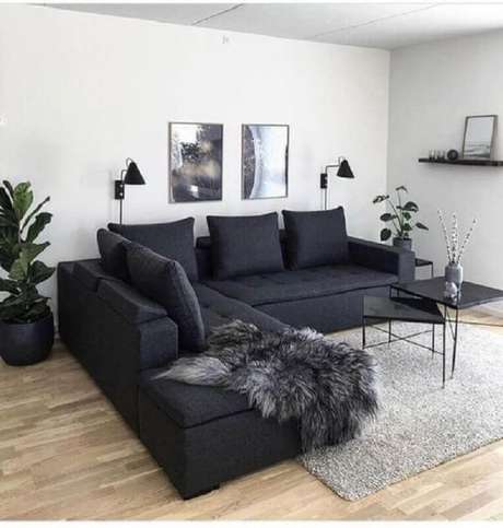 50. Sala preta e branca decorada com sofá de canto e tapete cinza – Foto: Pinterest