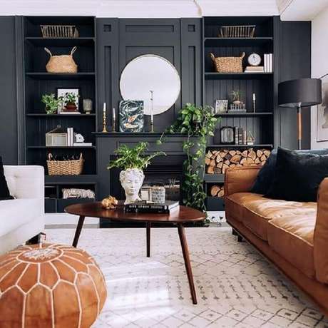51. Sofá de couro marrom para decoração de sala preta sofisticada – Foto: Lauren Bless’er House