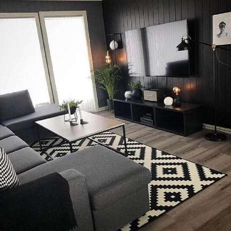 52. Tapete preto e branco para decoração de sala preta com sofá cinza – Foto: Pinterest