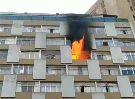 Incêndio ocorreu em apartamento de prédio localizado na Rua Major Quedinho, na República, próximo à esquina com a Rua Santo Antônio.