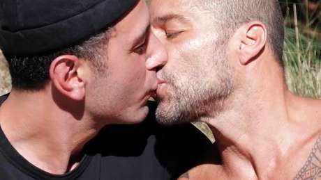 Ricky com Jwan em clipe do cantor Residente: beijo na boca mostrado ao p&uacute;blico somente ap&oacute;s 3 anos de relacionamento