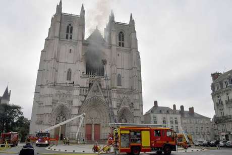 Incêndio em catedral destruiu piano centenário e vitrais Incêndio em catedral destruiu piano centenário e vitrais