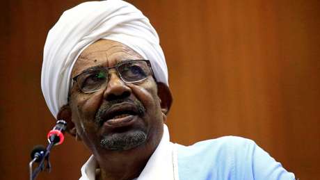 Omar Bashir, presidente do Sudão até abril de 2019 é acusado de homicídio, extermínio, tortura e estupros na região de Darfur