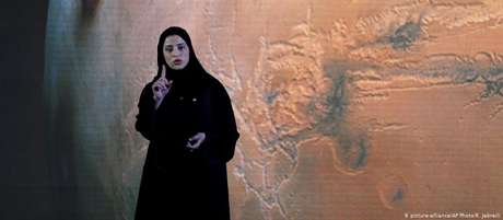 Sarah al-Amiri, vice-diretora de projetos e líder científica da missão a Marte,