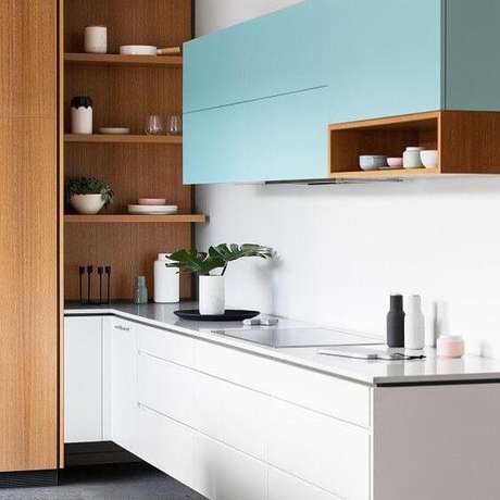 14. Cozinha pequena com armário azul – Via: Pinterest 14. Cozinha pequena com armário azul – Via: Pinterest
