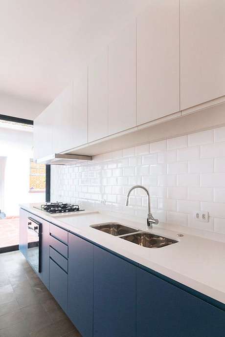 10. Cozinha pequena branca com armário azul – Via: Ina Arquitetura 10. Cozinha pequena branca com armário azul – Via: Ina Arquitetura