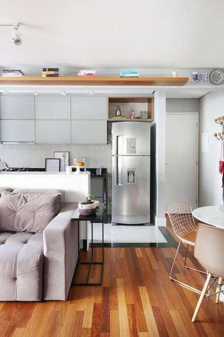 1. Cozinha americana pequena e clean, combinando com a decoração da sala – Via: Pinterest 1. Cozinha americana pequena e clean, combinando com a decoração da sala – Via: Pinterest