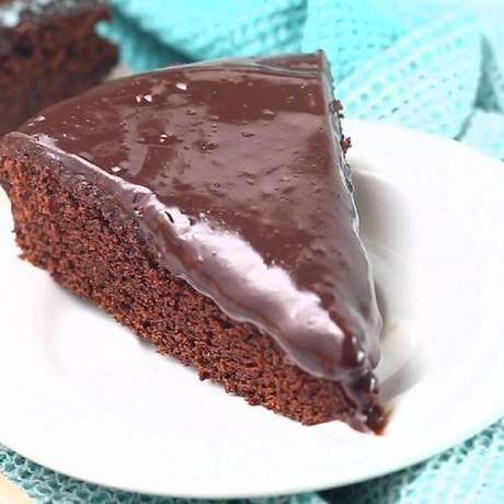 3. A cobertura para receita de bolo de chocolate simples pode deixar seu bolo ainda mais gostoso – Foto: Pinterest 3. A cobertura para receita de bolo de chocolate simples pode deixar seu bolo ainda mais gostoso – Foto: Pinterest