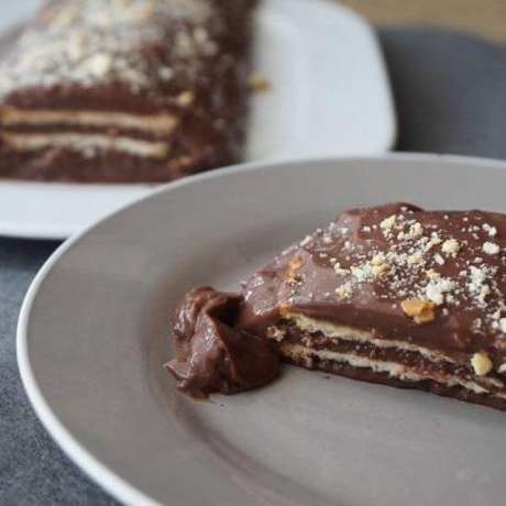 1. Aprenda como fazer pavê fácil de chocolate com bolacha maisena. Fonte: Pinterest 1. Aprenda como fazer pavê fácil de chocolate com bolacha maisena. Fonte: Pinterest