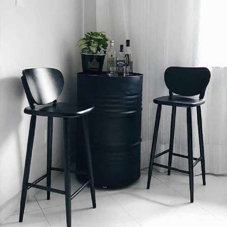 12. Invista no tambor de decoração para fazer um barzinho em casa – Foto: Pinterest 12. Invista no tambor de decoração para fazer um barzinho em casa – Foto: Pinterest