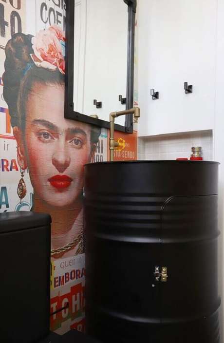 26. Decoração com tambor preto para banheiro moderno com papel de parede Frida – Foto: Casa de Valentina 26. Decoração com tambor preto para banheiro moderno com papel de parede Frida – Foto: Casa de Valentina