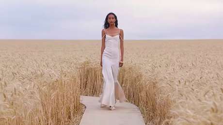 Modelos de Jacquemus pareciam brotar da planta&ccedil;&atilde;o de trigo