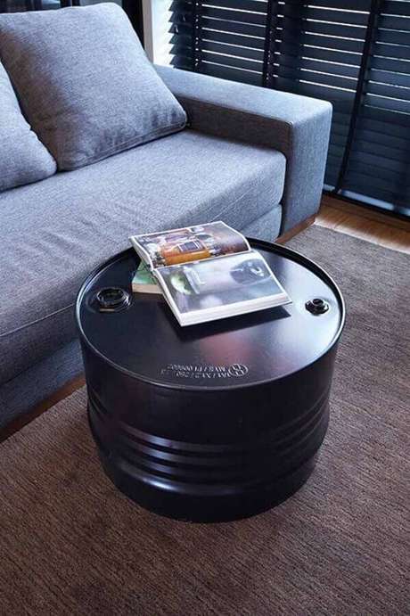 32. Que tal substituir a tradicional mesa de centro por uma decoração de tambor personalizado? – Foto: Home & Decor 32. Que tal substituir a tradicional mesa de centro por uma decoração de tambor personalizado? – Foto: Home & Decor